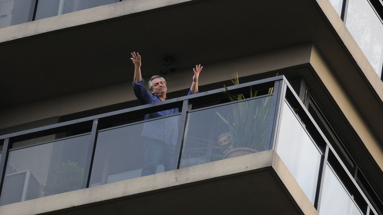 Alberto Fernandez en el balcón de su residencia en la Capital Federal, luego de conocerse su candidatura como compañero de formula de Cristina Fernandez de Kirchner.