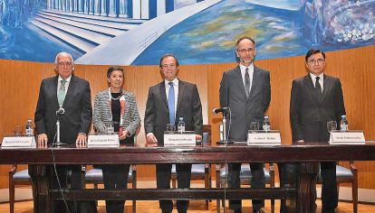 Lanzamiento. Gil Lavedra, ex miembro del Juicio a las Juntas; Ferreira Rubio, de Transparencia; Gebhardt, vicedecano de Derecho; Balbín; y Fontevecchia, cofundador de Perfil.