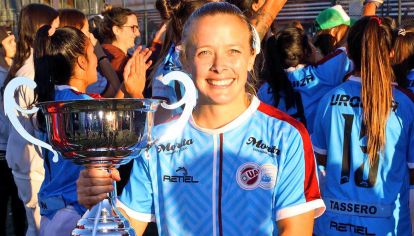 Con la Copa. Vénica es clave en el juego de Las Guerreras, como le dicen a la UAI.