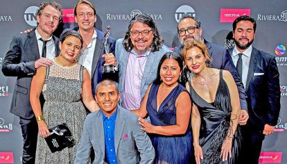 Platinados. Yalitzia Aparicio y Marina de Tavira junto a todos los ganadores de la multipremiada Roma, de Alfonso Cuarón.