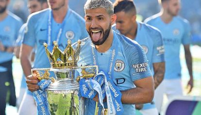 Lengua Stone. El Kun festejó el domingo pasado su cuarta Premier.