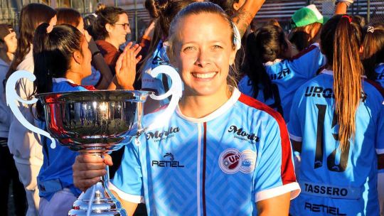 Con la Copa. Vénica es clave en el juego de Las Guerreras, como le dicen a la UAI.