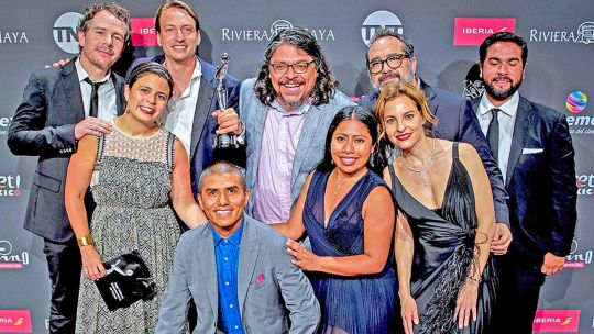 Platinados. Yalitzia Aparicio y Marina de Tavira junto a todos los ganadores de la multipremiada Roma, de Alfonso Cuarón.