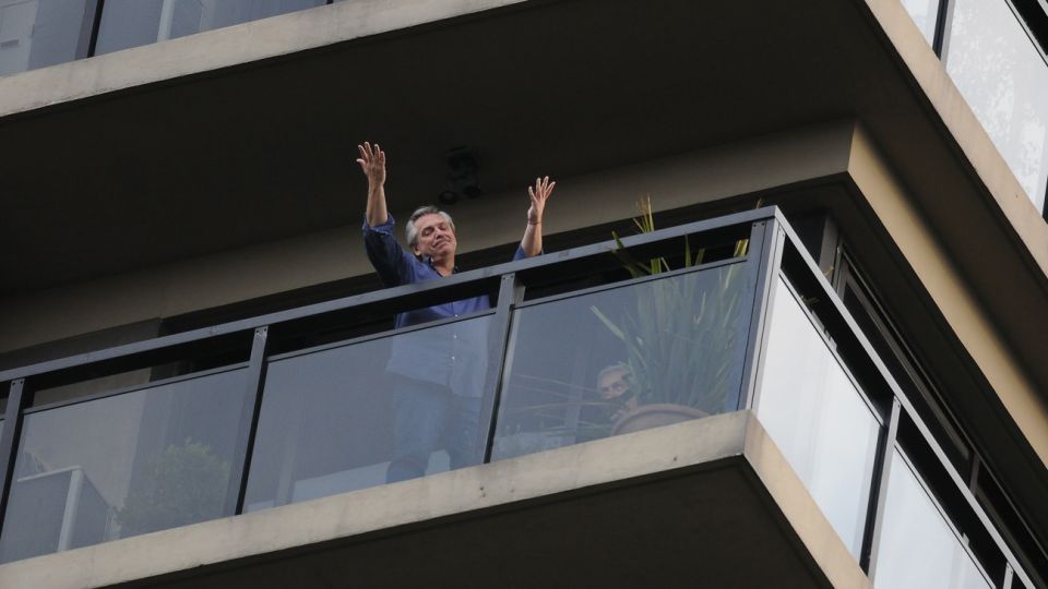 Alberto Fernandez en el balcón de su residencia en la Capital Federal, luego de conocerse su candidatura como compañero de formula de Cristina Fernandez de Kirchner.