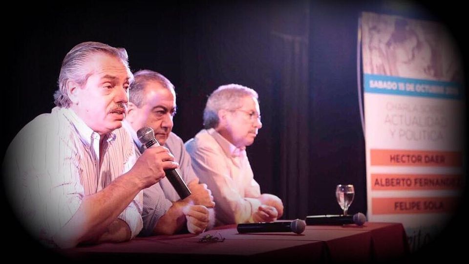 UNIDAD. Fernández con Daer y Solá hablando sobre el peronismo antes de las elecciones de 2017.