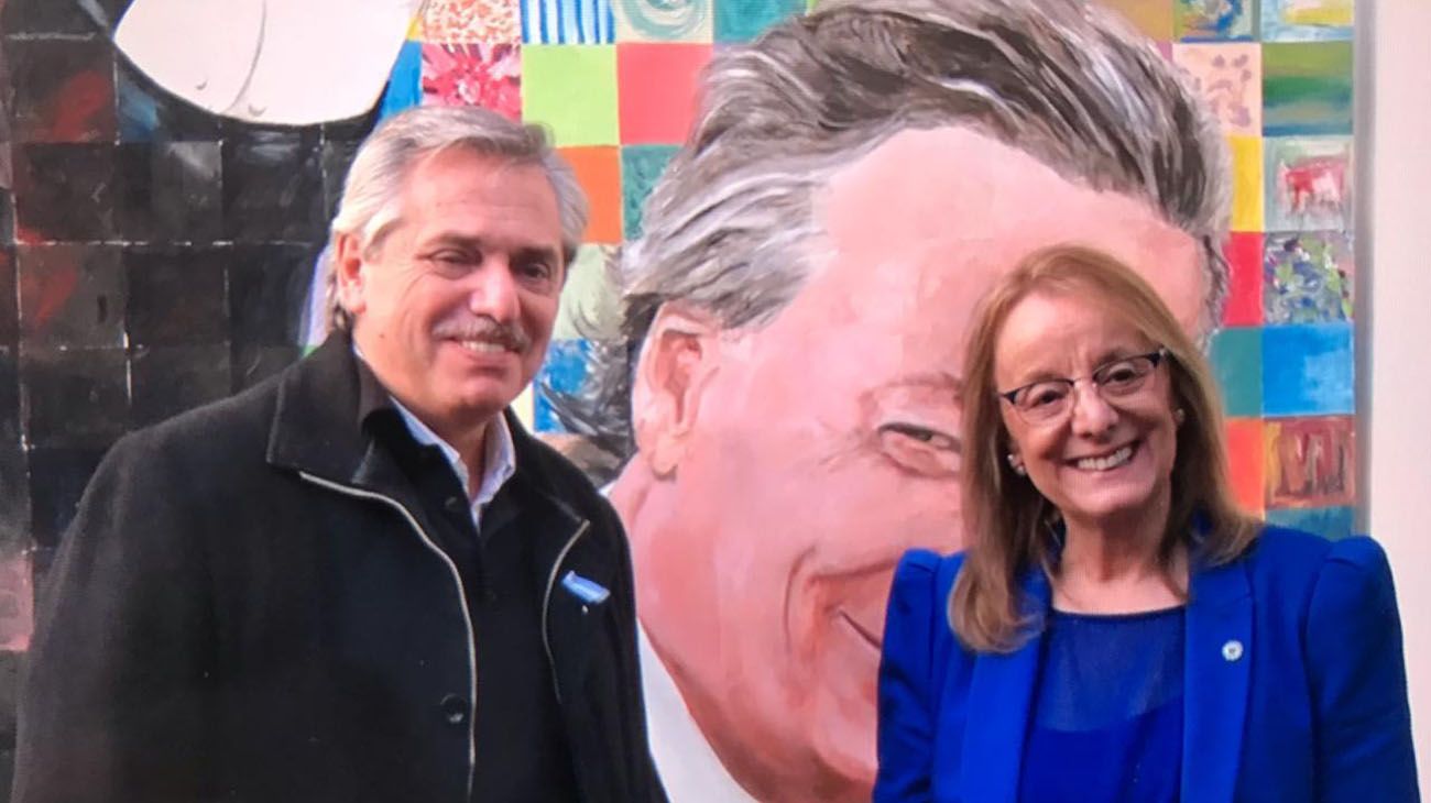 Alberto Fernández y Alicia Kirchner, frente a un mural de Néstor Kirchner.