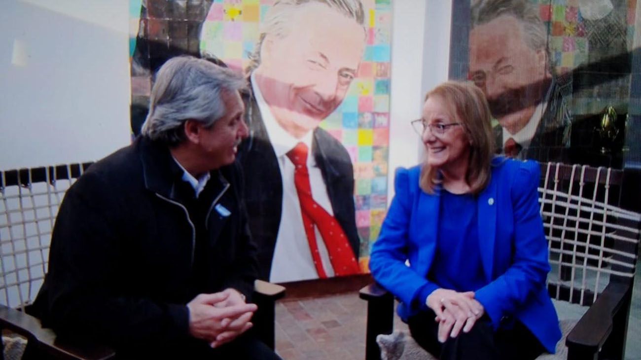 Alberto Fernández y Alicia Kirchner, frente a un mural de Néstor Kirchner.