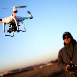 Los drones más económicos tienen una distancia de control que ronda entre los 50 y 100 metros.