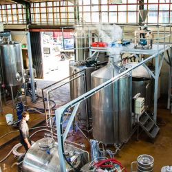 Three Boys Brewery: en este establecimiento, las cervezas son fabricadas, embotelladas y enlatadas en el lugar para garantizar calidad y frescura. 
