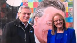 Alberto Fernández y Alicia Kirchner, frente a un mural de Néstor Kirchner