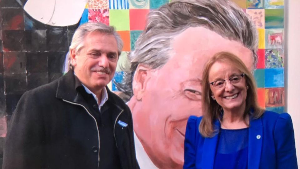 Alberto Fernández y Alicia Kirchner, frente a un mural de Néstor Kirchner