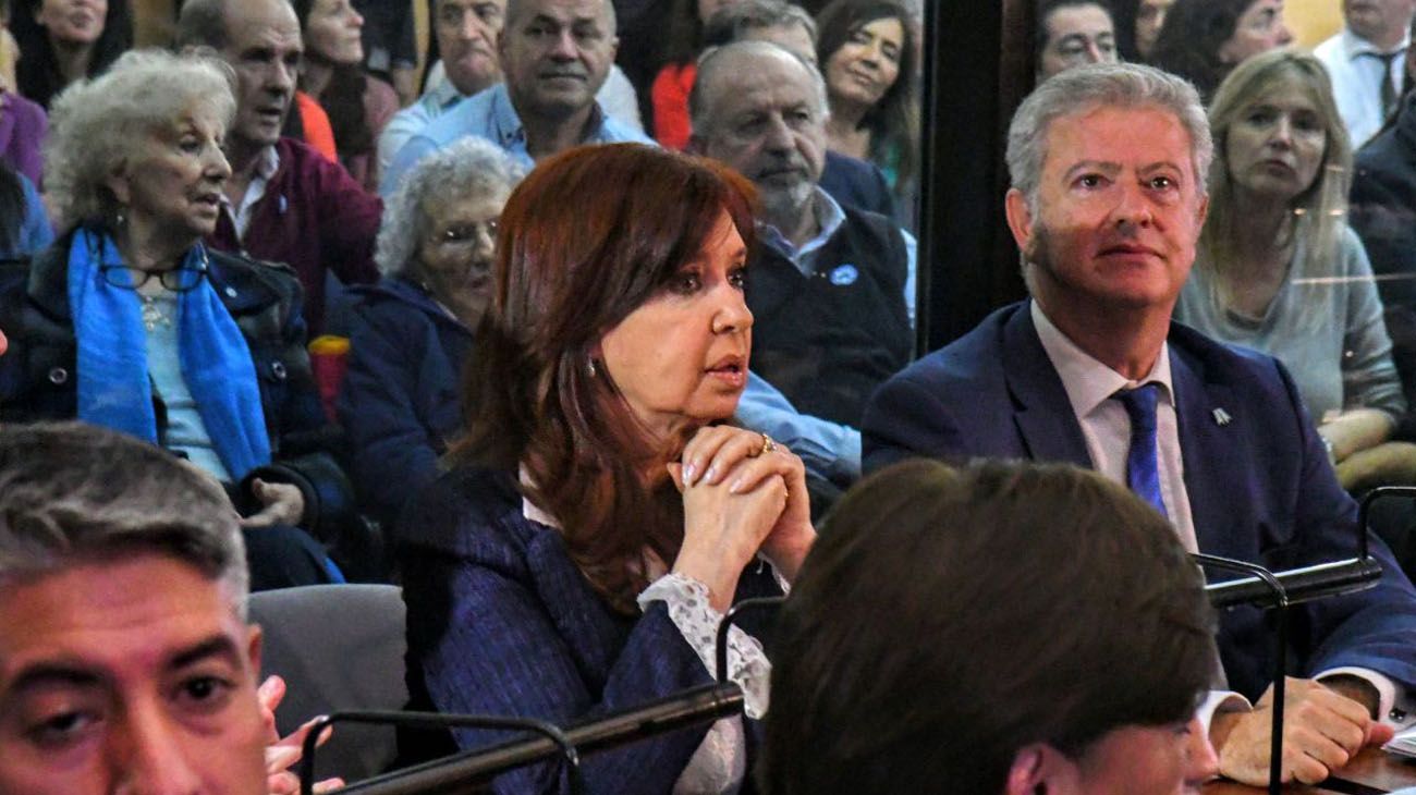 Cristina Kirchner en el interior de Comodoro Py junto a su abogado, Carlos Beraldi. 