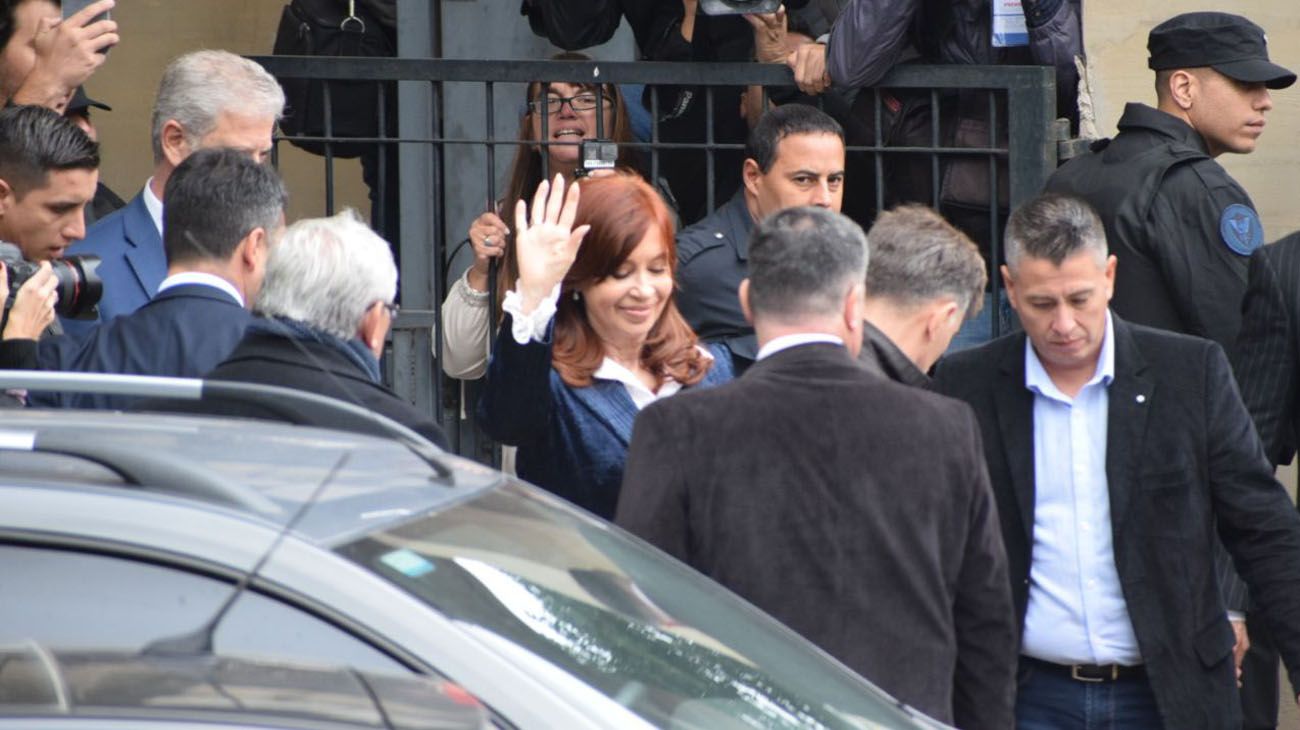 Cristina kirchner saliendo de Comodoro Py