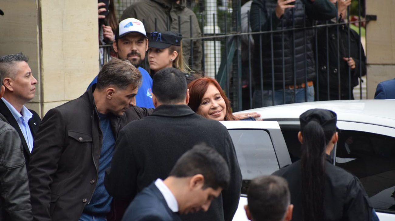 Cristina kirchner saliendo de Comodoro Py