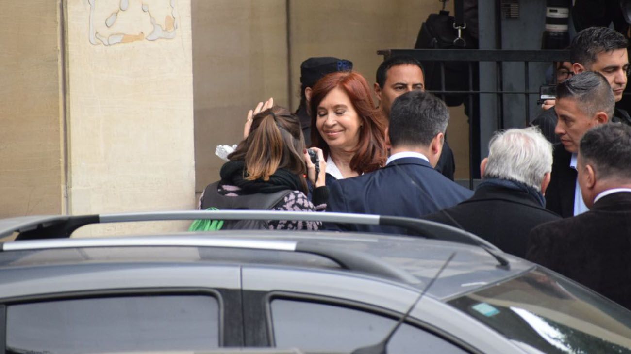 Cristina kirchner saliendo de Comodoro Py