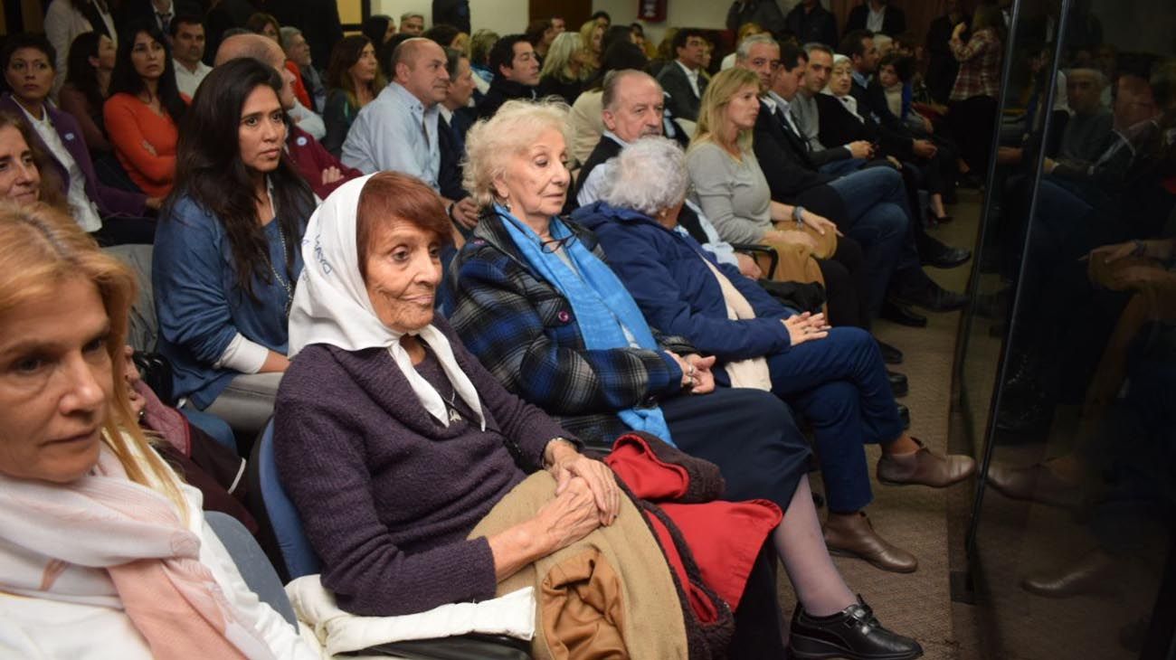 Madres y abuelas de Plaza de Mayo acompañaron a Cristina Kirchner a Comodoro Py. 