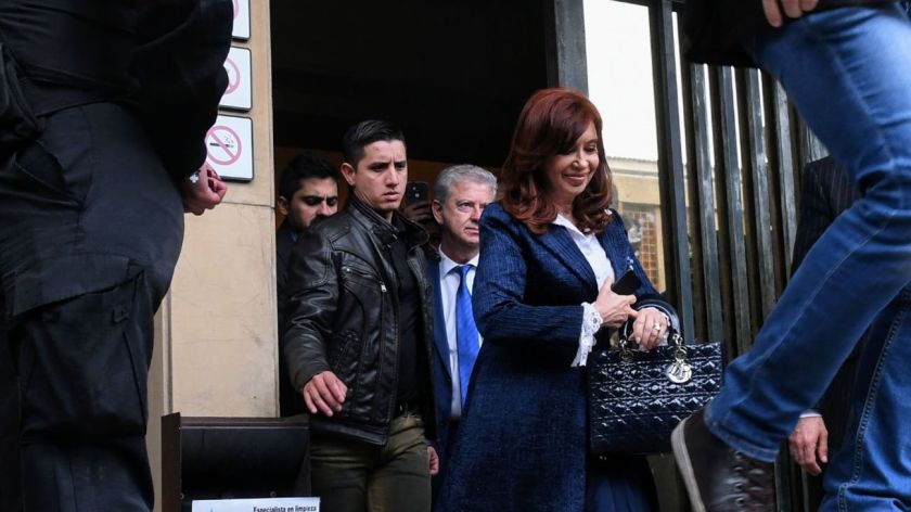 El abogado de Cristina Kirchner pidió suspender el juicio por el presunto fraude en la obra pública