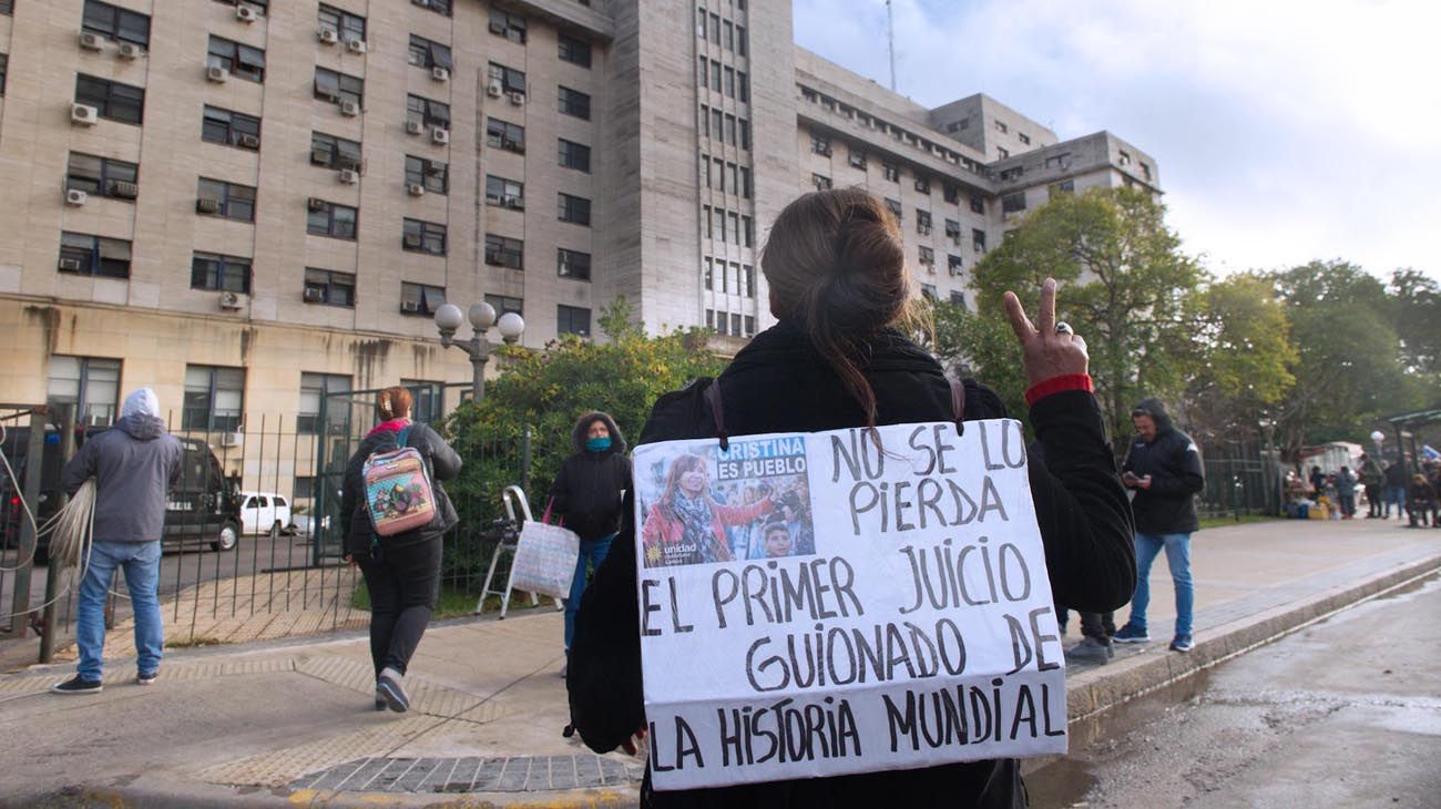 Comodoro Py a la espera de la llegada de Cristina Kirchner.