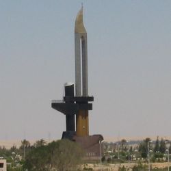 Egipto honró al Kaláshnikov al construir un monumento gigante del rifle en la península del Sinaí.