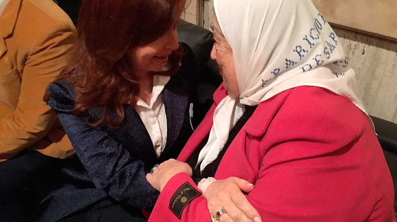 Hebe De Bonafini acompañando a Cristina Kirchner.