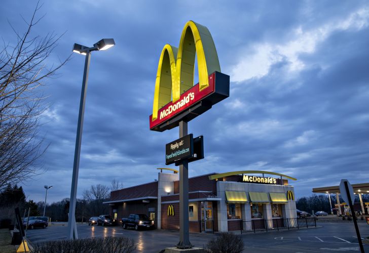 Despidieron al CEO de McDonalds por mantener un noviazgo con una empleada | Perfil