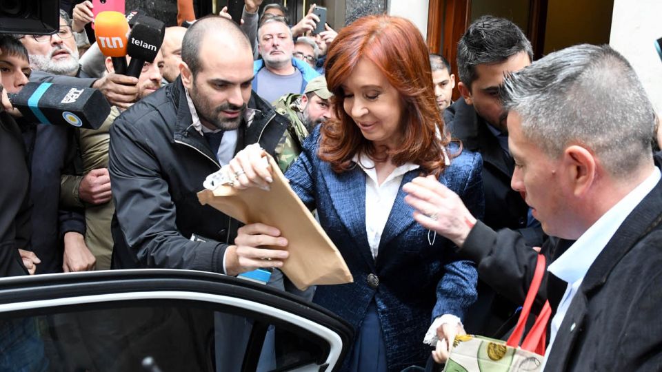Cristina Kirchner ya está en camino a Tribunales para su primer juicio oral