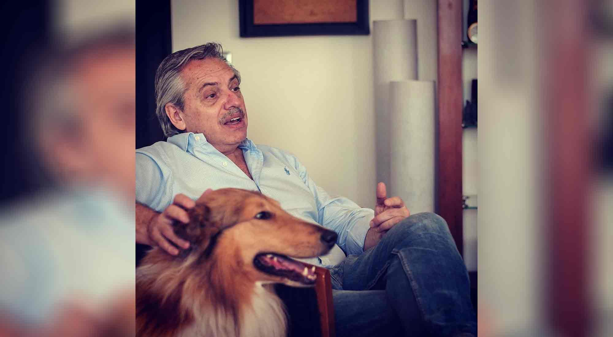 Alberto Fernández junto a su perro "nacional y popular", llamado Dylan.