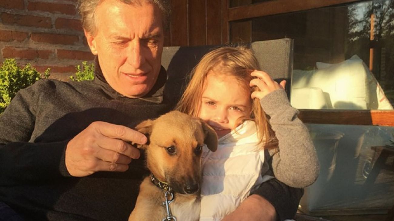 Imagen de archivo | El presidente Mauricio Macri junto con su hija Antonia y su perro Balcarce.