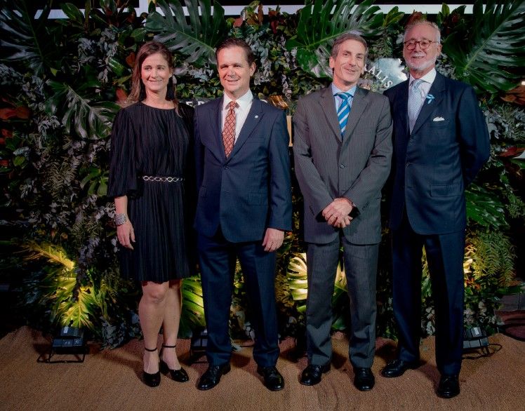  Laura Blaquier, Pablo Plá (presidente de Ingredion), Julián Rodríguez, y Guillermo Hang, director general de Techint, en la cena de recaudación de Universidad Austral, 2019..