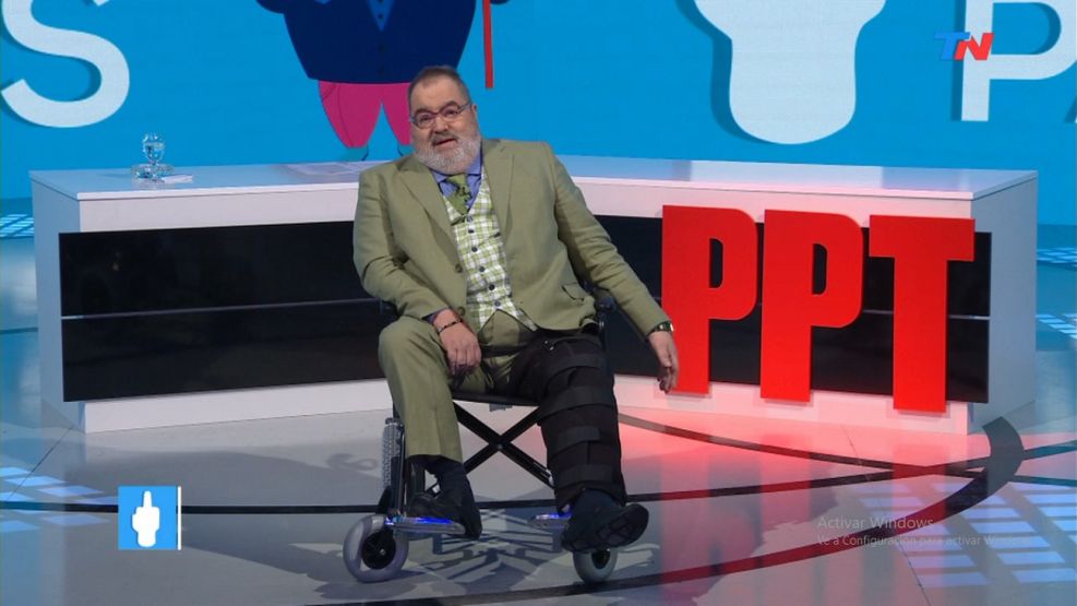 Jorge Lanata cuando se quebró la pierna en 2017 y condujo el programa "Periodismo Para Todos".