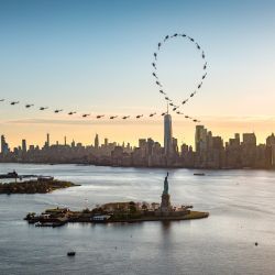 El una línea imaginaria se pueden repasar los desplazamientos del helicóptero sobre el cielo de Nueva York.