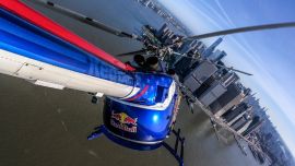 Volteretas y sambullidas de trompa fueron algunas de las acrobacias que hizo el piloto Red Bull.