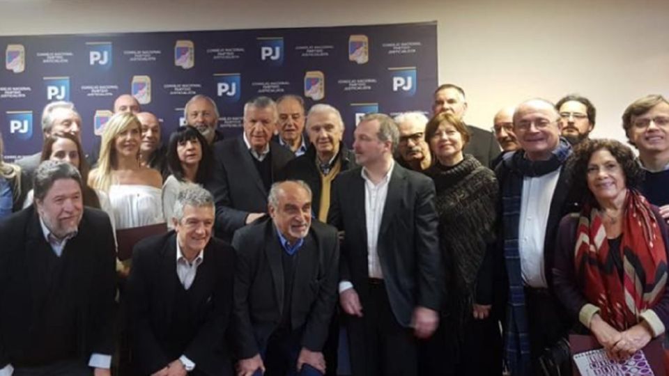 18 Partidos de la oposición fueron a la sede de Matheu 130.