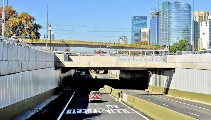 Recorrido. Así quedaron los carriles de la trinchera, por donde circularán los camiones y micros de larga distancia. Ahora comenzarán las obras de parquización, para sumar espacios verdes.