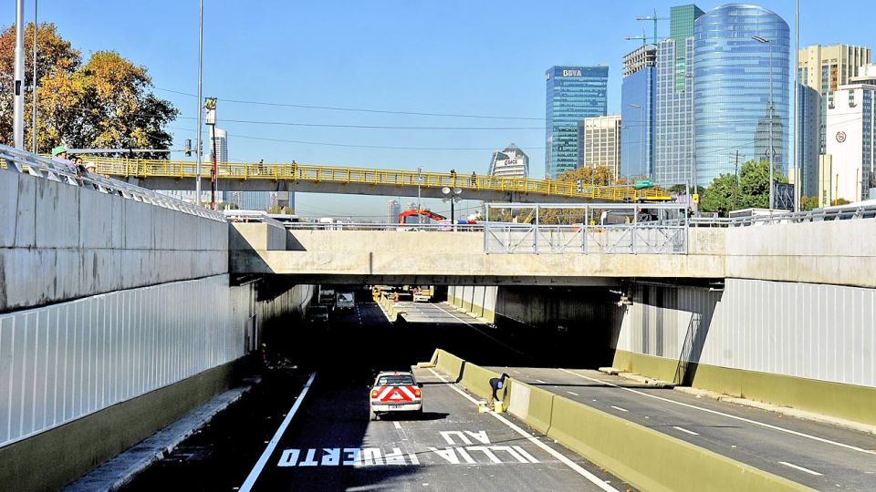 Recorrido. Así quedaron los carriles de la trinchera, por donde circularán los camiones y micros de larga distancia. Ahora comenzarán las obras de parquización, para sumar espacios verdes.