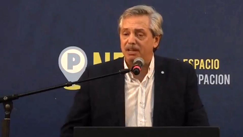 Alberto Fernández, hablando en Ferro.