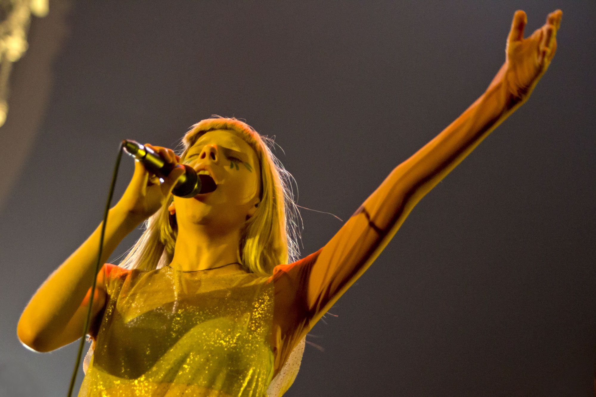 Aurora se presentó con su deslumbrante y cálido show en Bs. As.