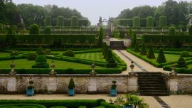 Los jardines de Château de Brécy son un ejemplo de simetría.
