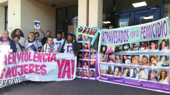 Luego de conocer la sentencia, la familia de la víctima gritó "Mónica Garnica presente. Ahora y siempre".