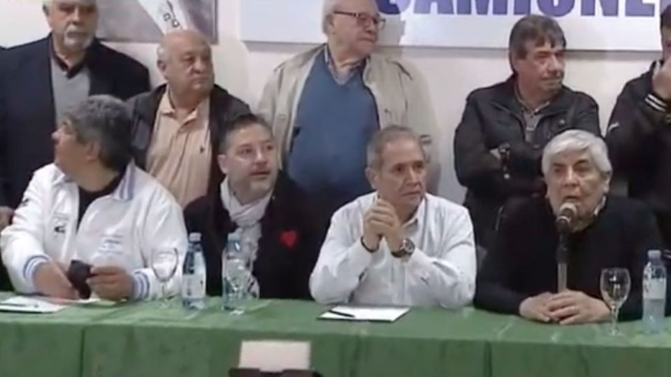 Hugo Moyano, Sergio Palazzo y Gustavo Menéndez presentes en la conferencia de prensa.