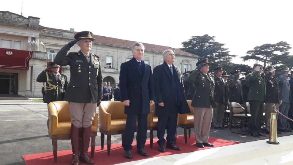 El presidente Mauricio Macri y el ministro de Defensa, Oscar Aguad, en la ceremonia.