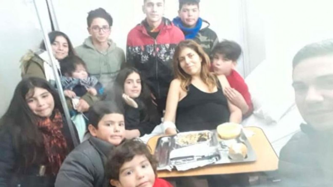 Paola junto a sus hijos.