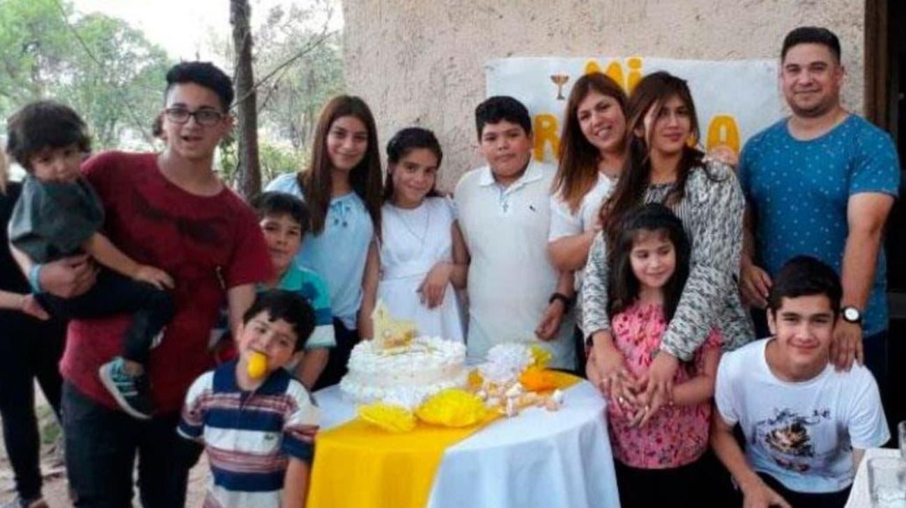 Los 11 hermanos de entre 1 y 19 años, junto a su papá-