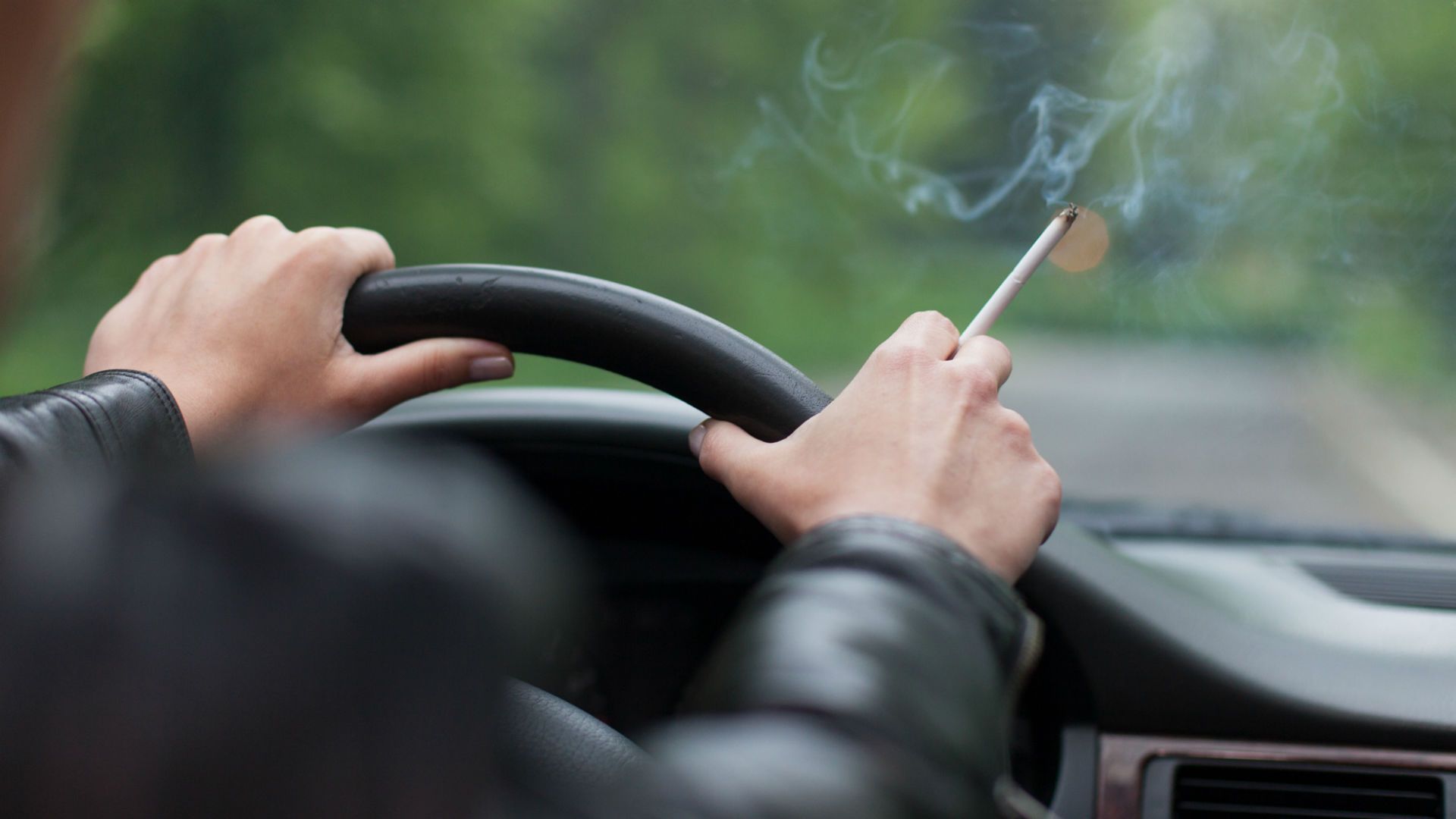 Parabrisas | Por qué es peligroso fumar en el auto
