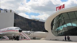 El nuevo hotel de lujo del aeropuerto JFK se encuentra en la antigua terminal de TWA y recuerda a la aviación de otras épocas.