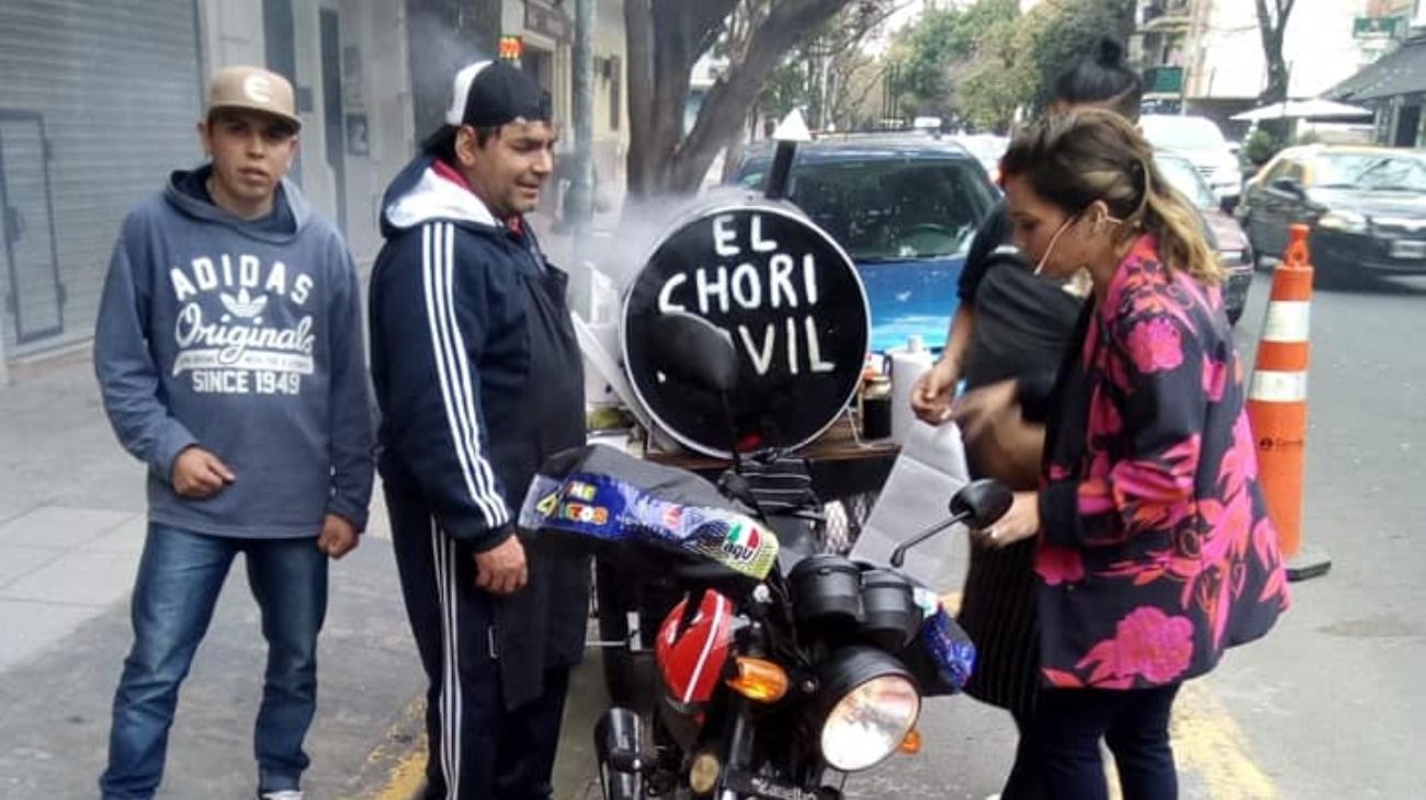 El Papu, con su carrito durante una nota.