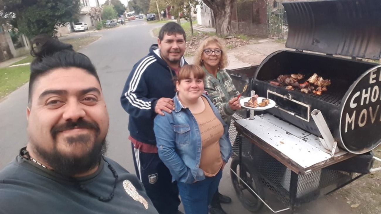 El Papu con su parrilla móvil y sus clientes y amigos. 