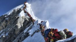 Más de 200 personas estaban en ascenso en un embotellamiento humano en el Everest.