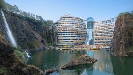 Las dos plantas inferiores están debajo del agua y dan a un acuario lleno de peces exóticos.