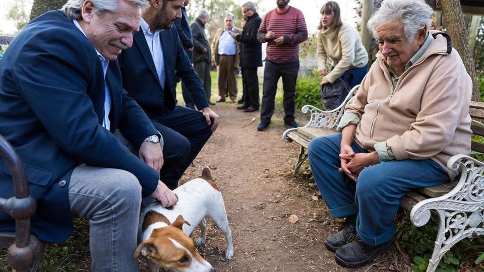 Pepe. Fernández visitó ayer en su chacra al ex presidente de Uruguay, quien siempre le preguntaba cuándo iba a ser candidato.